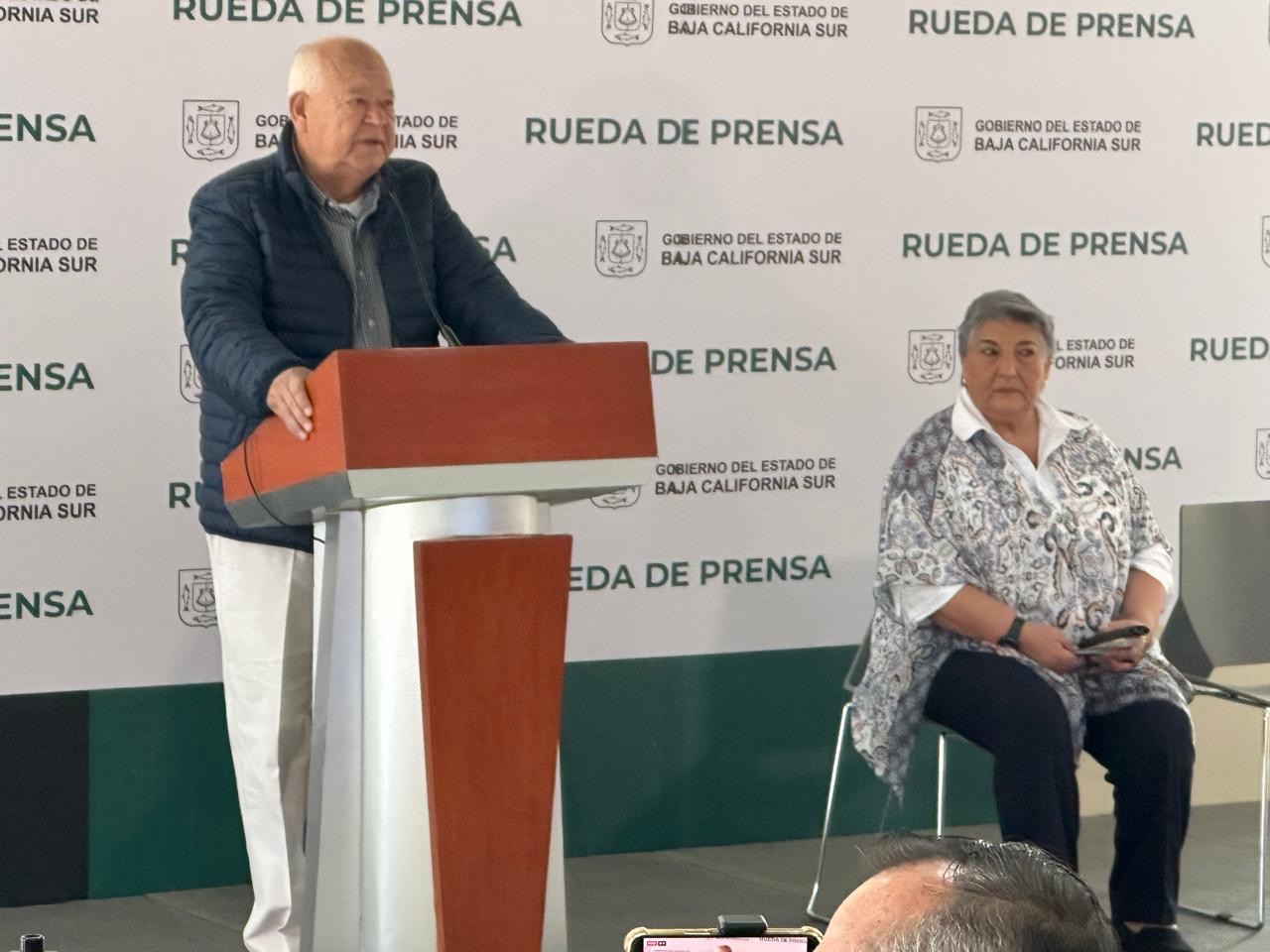 Se reúne el gobernador Víctor Castro con representantes de medios locales