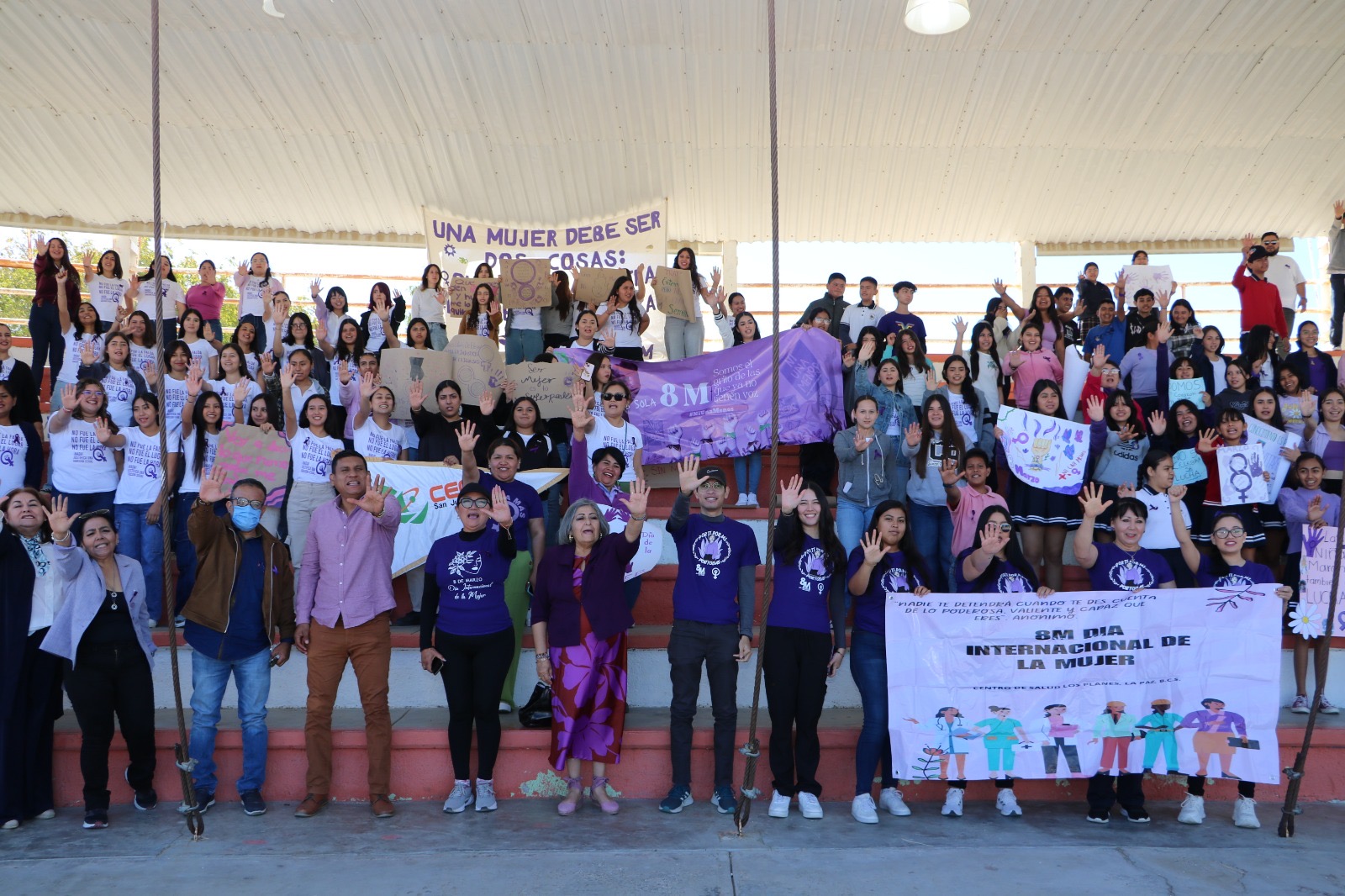 Marchan estudiantes de la delegación de Los Planes por Derechos de las Mujeres