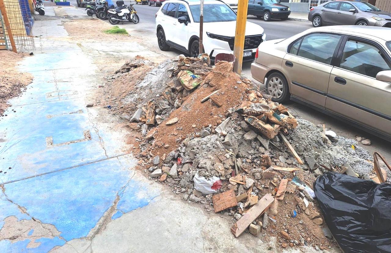 Supervisan inspectores de vía pública 63 predios obstruidos en la ciudad de La Paz