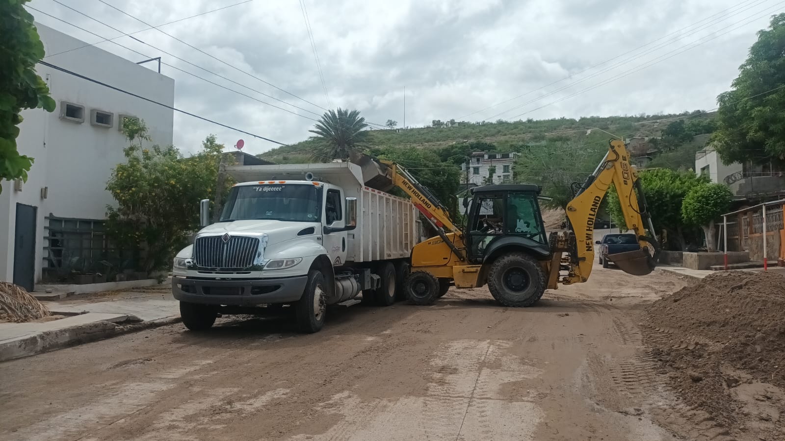 Servicios Públicos limpia vialidades principales tras acumulación de tierra