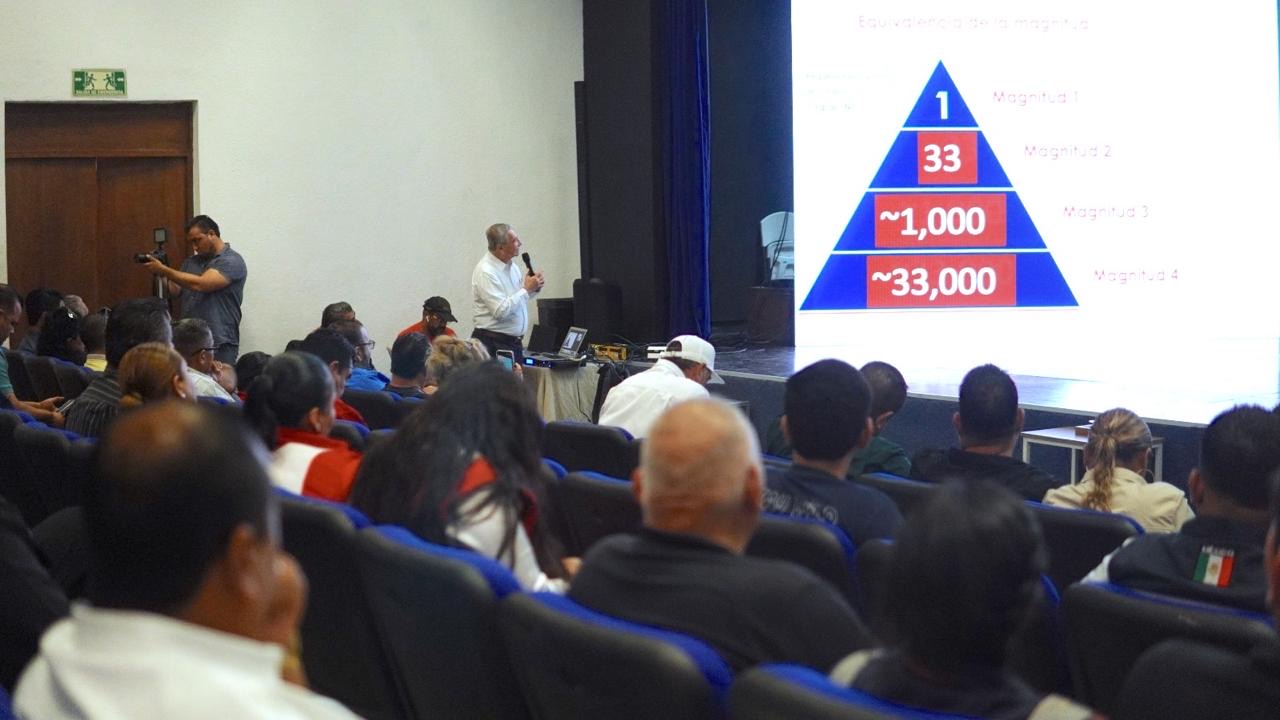 Imparten conferencia magistral sobre sismos en materia de prevención para la población de Los Cabos