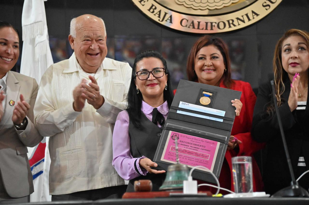 Entrega Congreso de BCS presea María Dionisia Villarino a Martha Candelaria Reyes Becerril