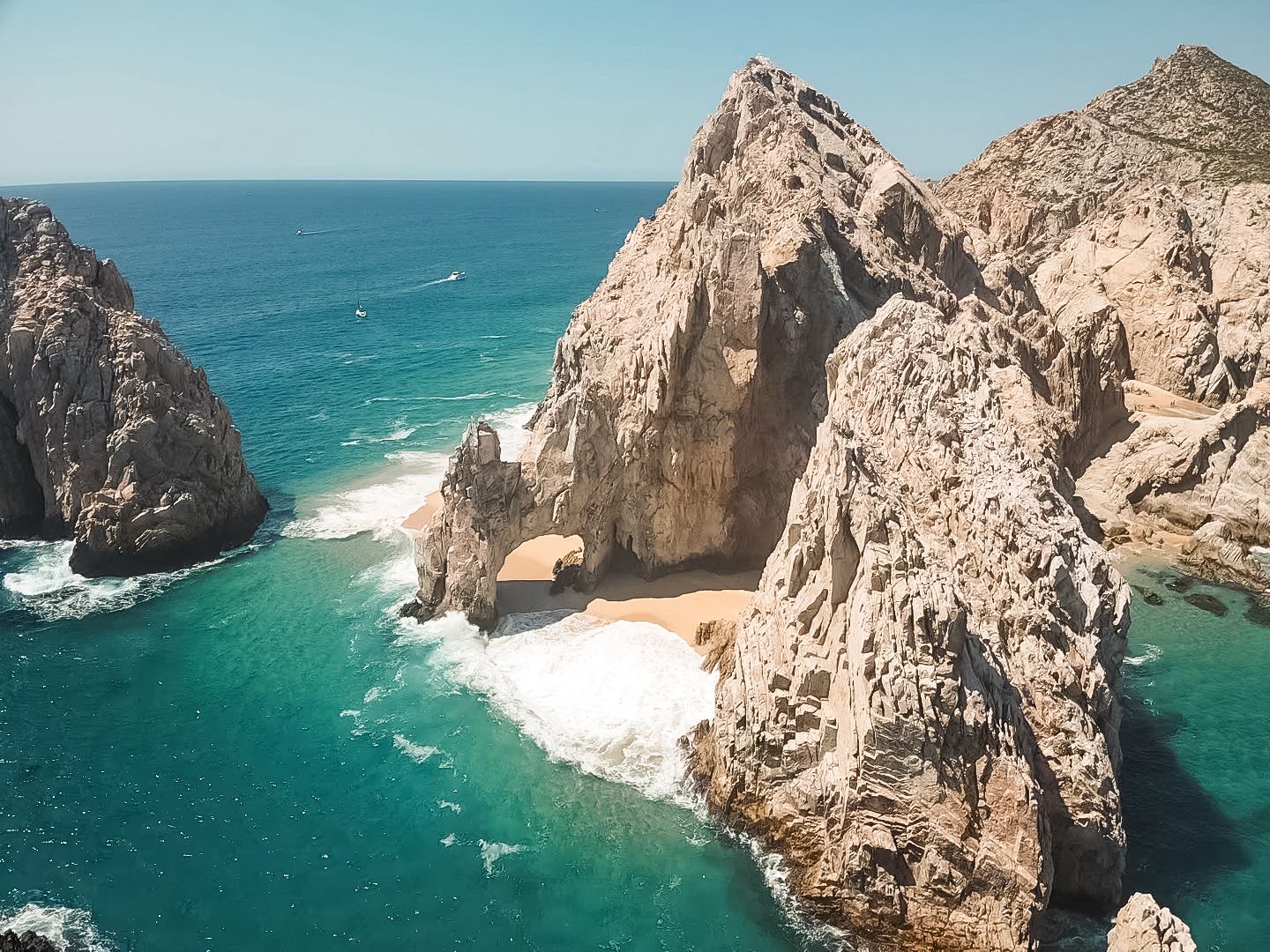 ZOFEMAT Los Cabos exhorta a no transitar en la formación de la franja de arena bajo el Arco de Cabo San Lucas