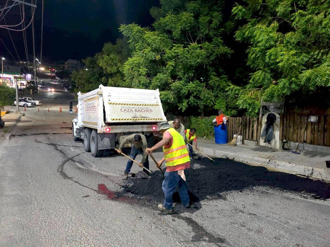 Programa “Caza Baches” atiende afectaciones en colonias El Rosarito y Mauricio Castro