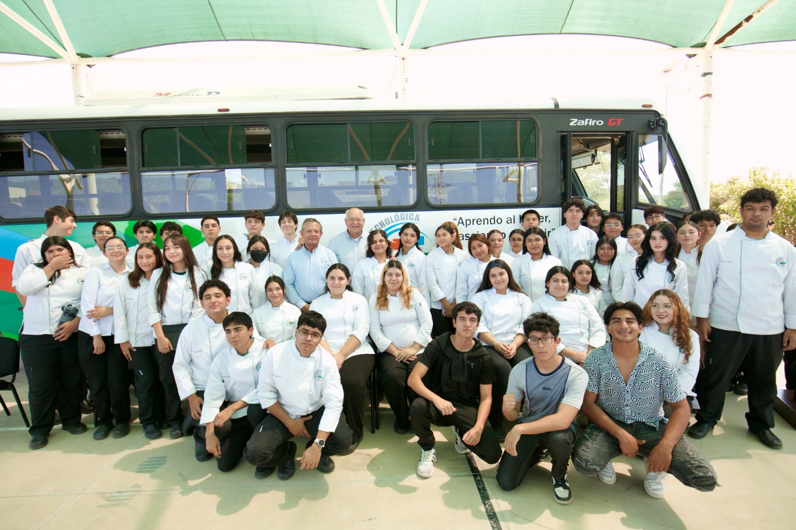 Víctor Castro entrega tres nuevos espacios y un autobús a la Universidad Tecnológica de La Paz