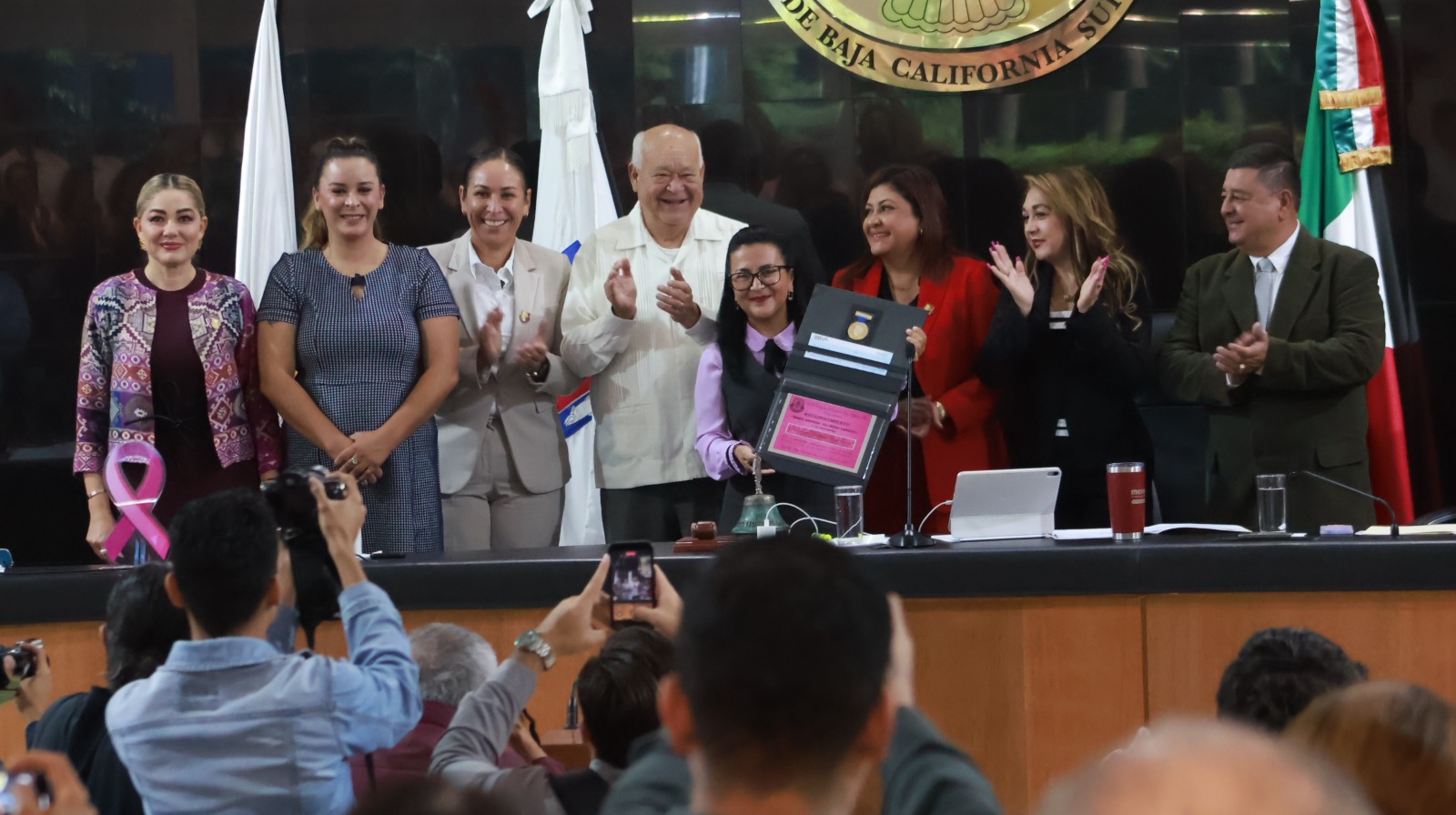 Gobernador VCC y Congreso reconocen a Martha Candelaria Reyes Becerril con la medalla “María Dionisia Villarino Espinoza”
