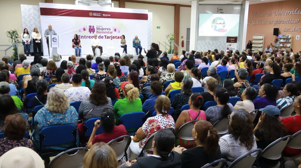 Entrega gobernador VMCC tarjetas de la Pensión Mujeres Bienestar