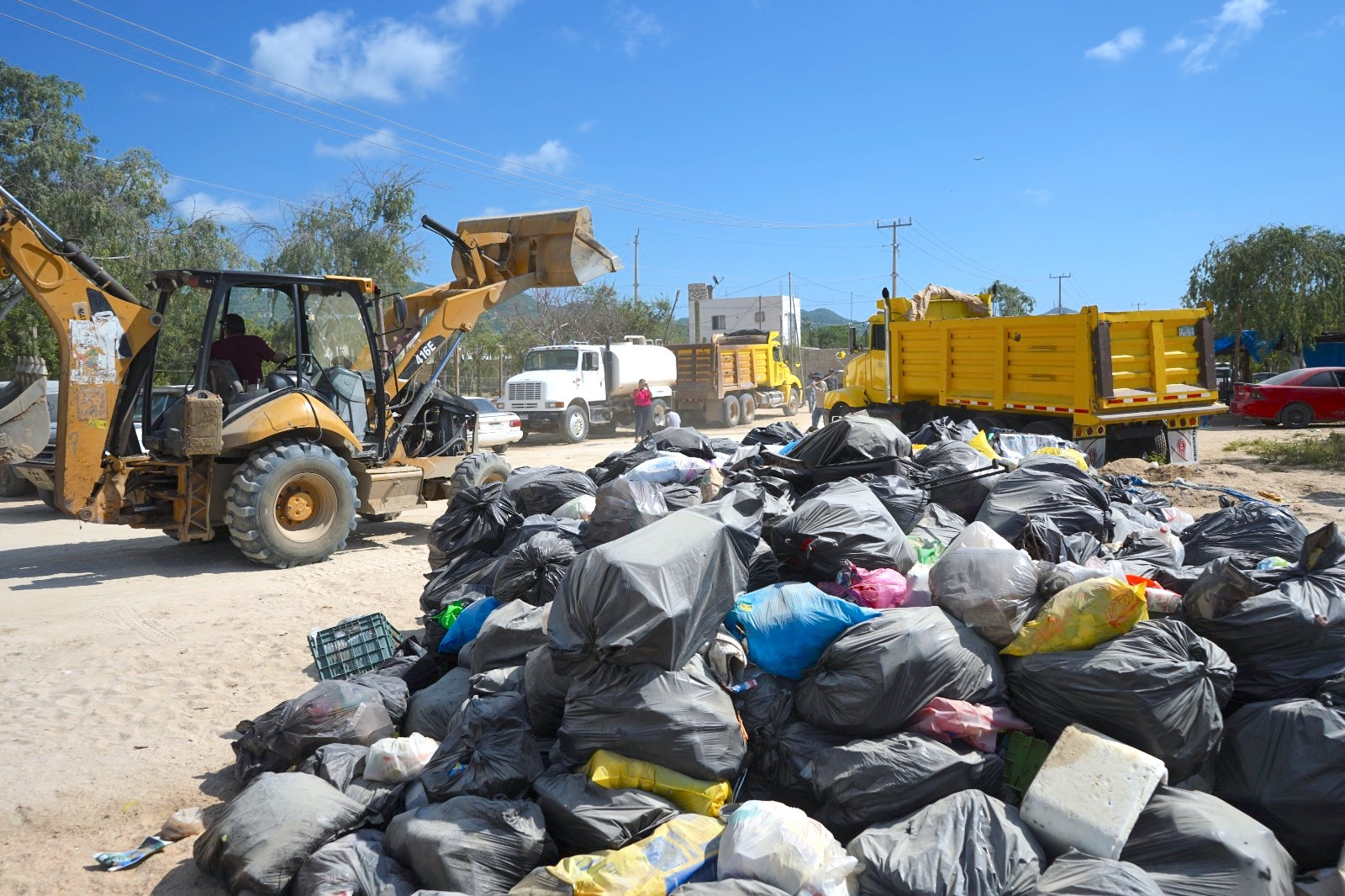 Supervisa delegada de Cabo San Lucas labores de recolección de basura en colonia Fundadores