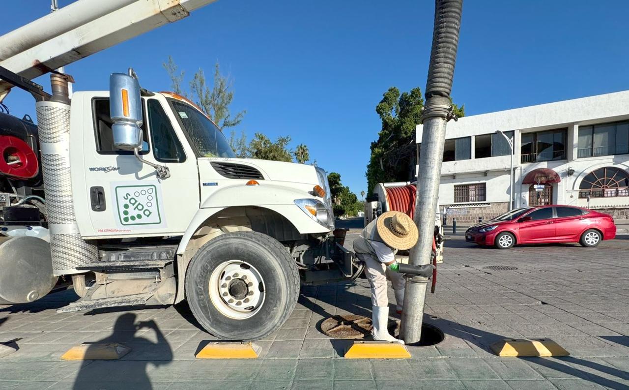 OOMSAPAS La Paz refuerza mantenimiento preventivo en el Malecón con unidades vactor