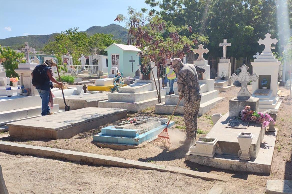 Inician los trabajos de limpieza en panteones municipales de La Paz