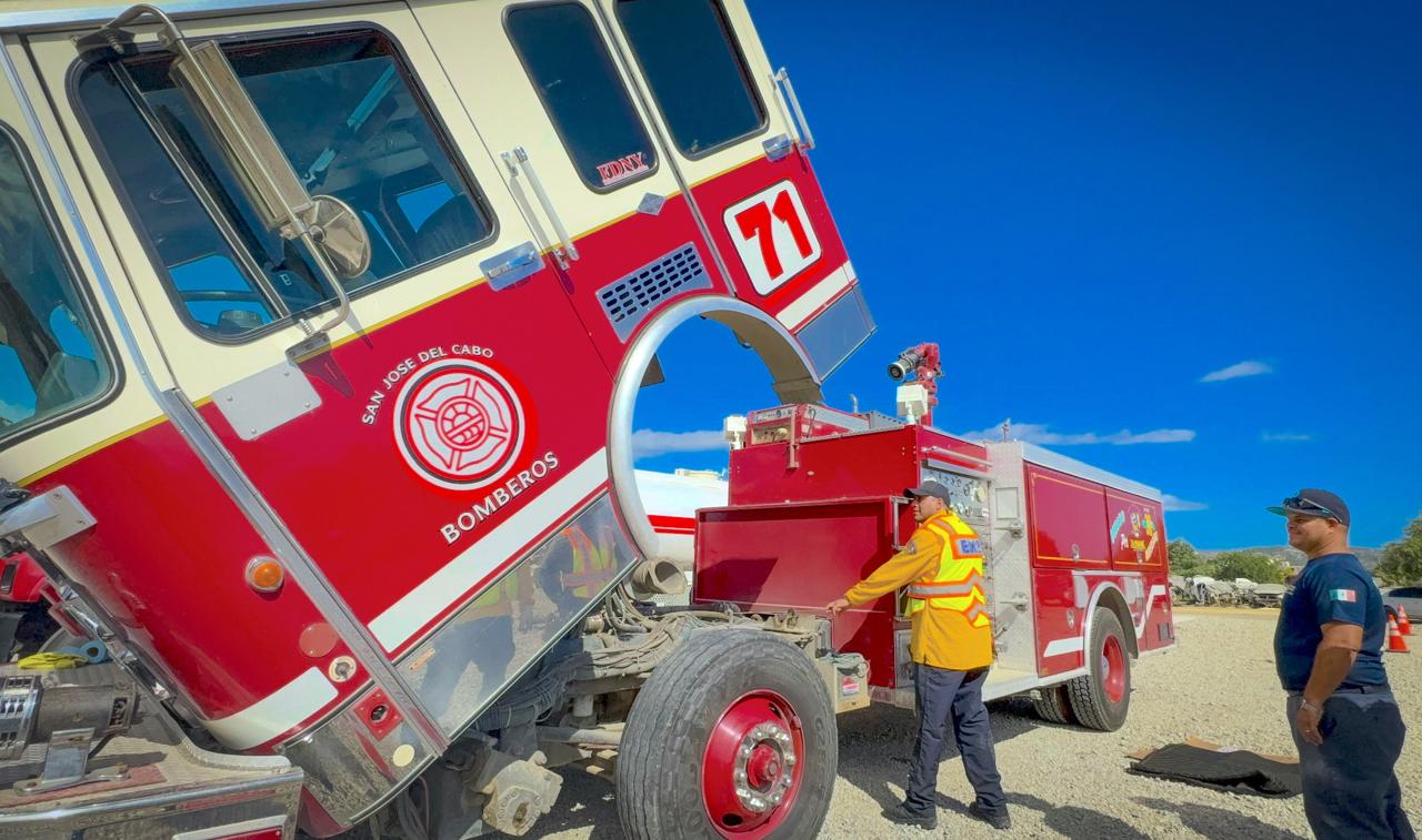 Capacitan a Bomberos de San José del Cabo en uso y operación de vehículos de emergencia