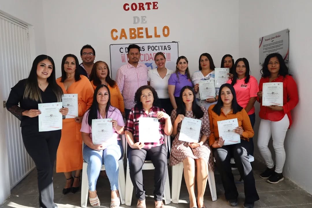 Clausura ICATEBCS curso de corte de cabello en la comunidad de Las Pocitas, en La Paz