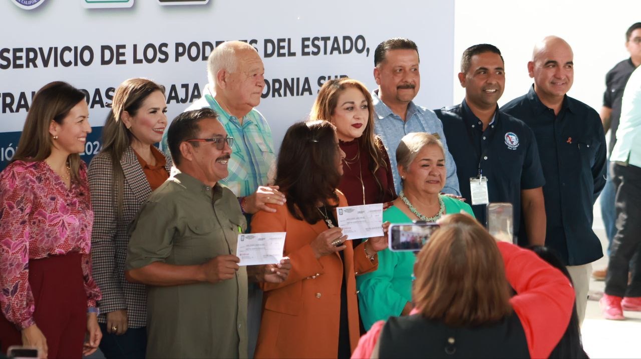 Entrega gobernador VMCC bono anual a jubilados y pensionados de los Poderes del Estado
