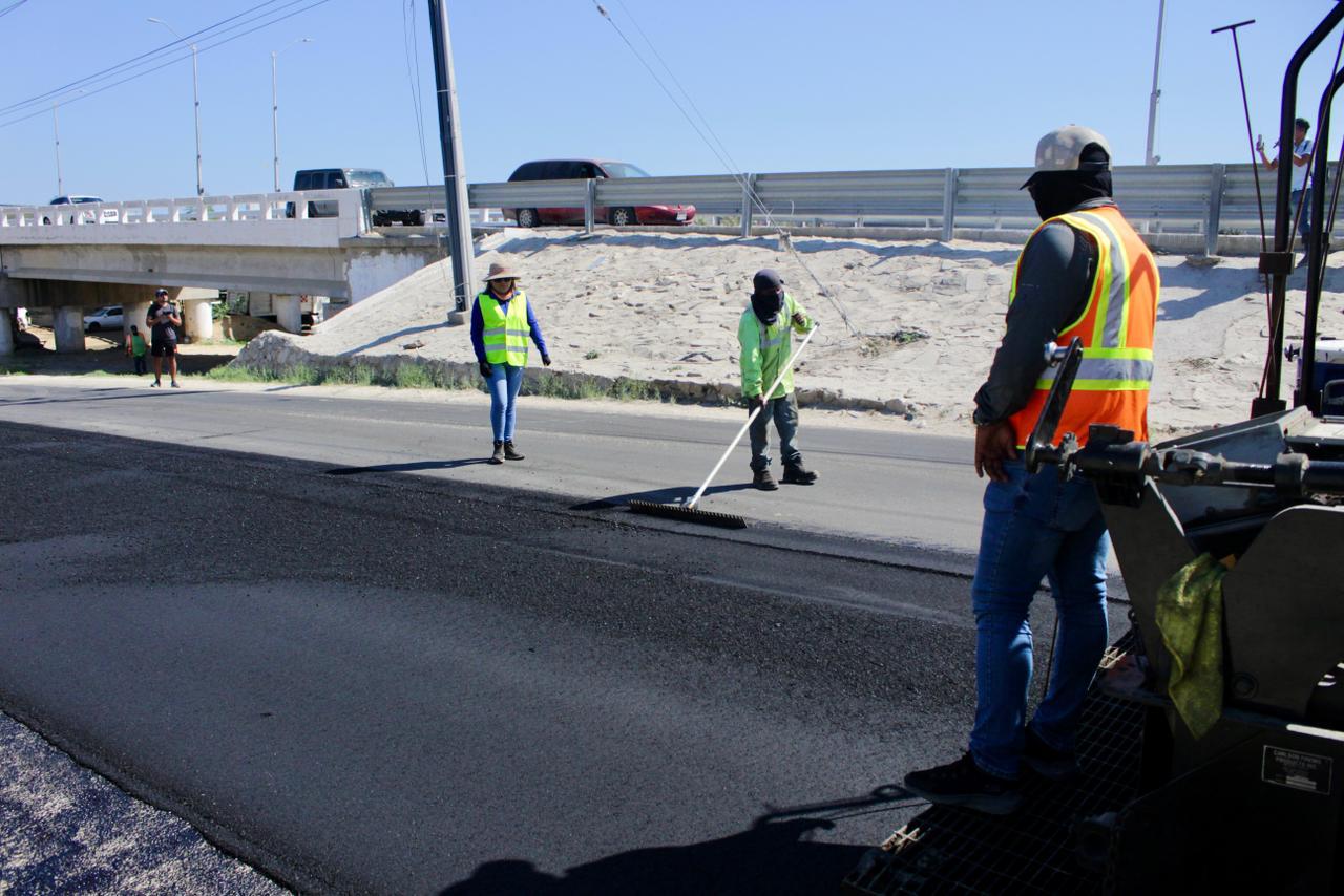 Gobierno Municipal realiza renivelación asfálticas en la calle lateral de La Sanluqueña