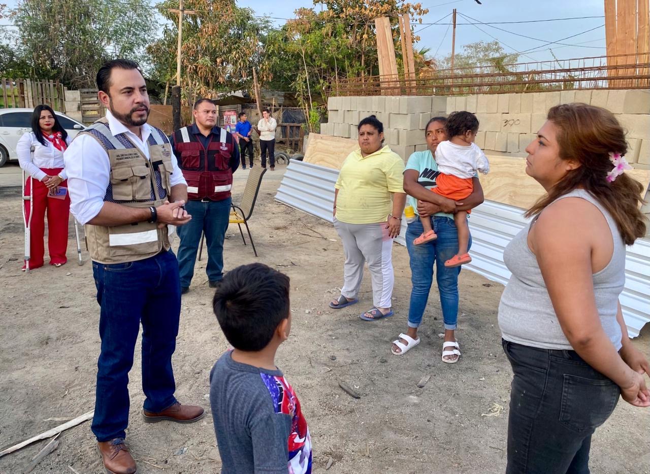 Entrega Christian Agúndez apoyos para reconstrucción de viviendas afectadas por incendio en Cabo San Lucas