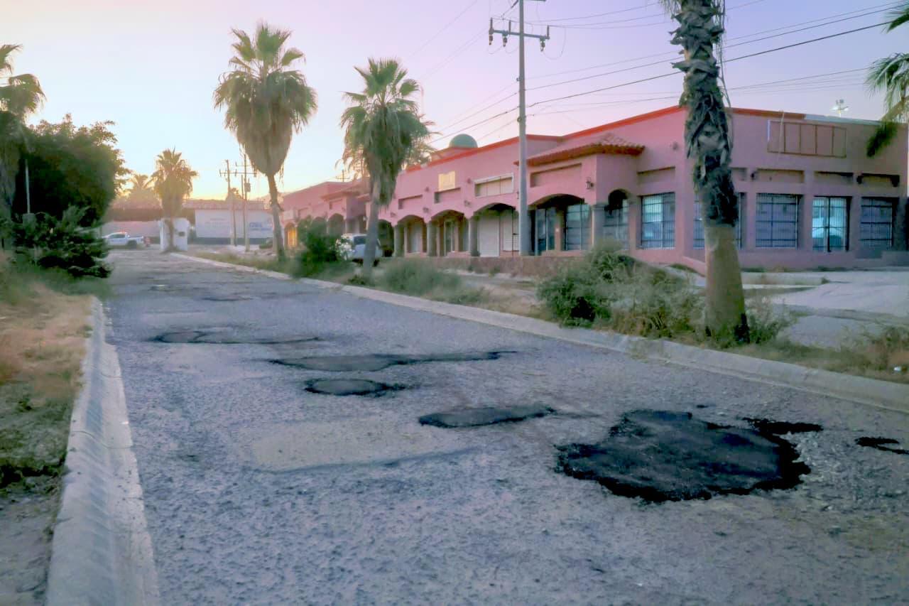 Refuerza Ayuntamiento de Los Cabos acciones de bacheo en colonia Residencial Rosarito