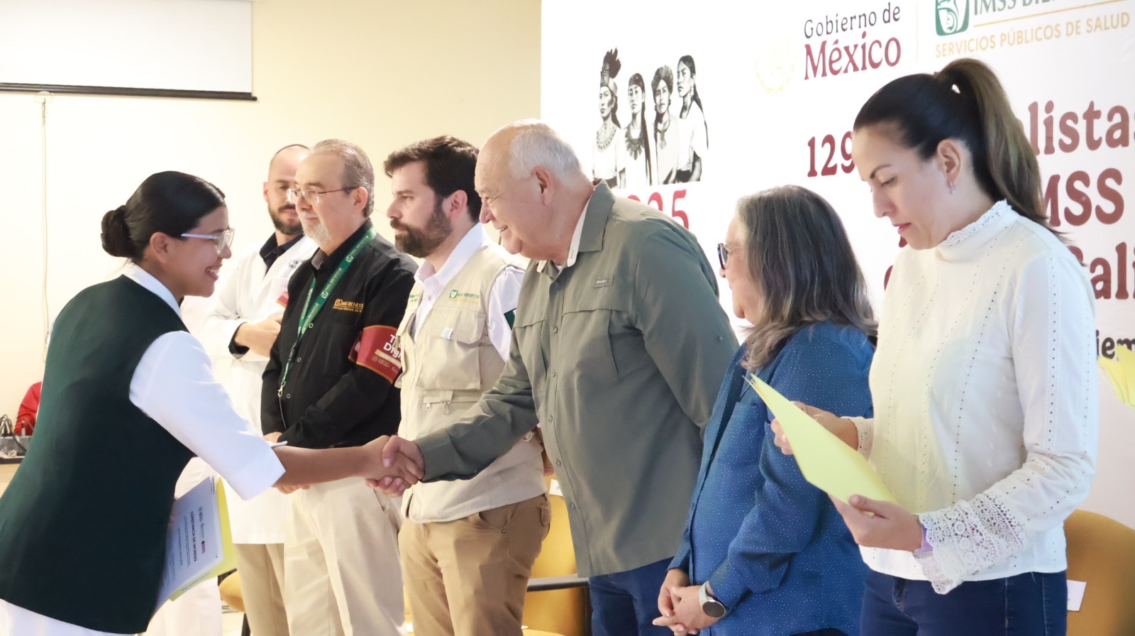 Fortalece BCS su fuerza laboral en salud con la entrega de contratos de confianza del programa IMSS-Bienestar