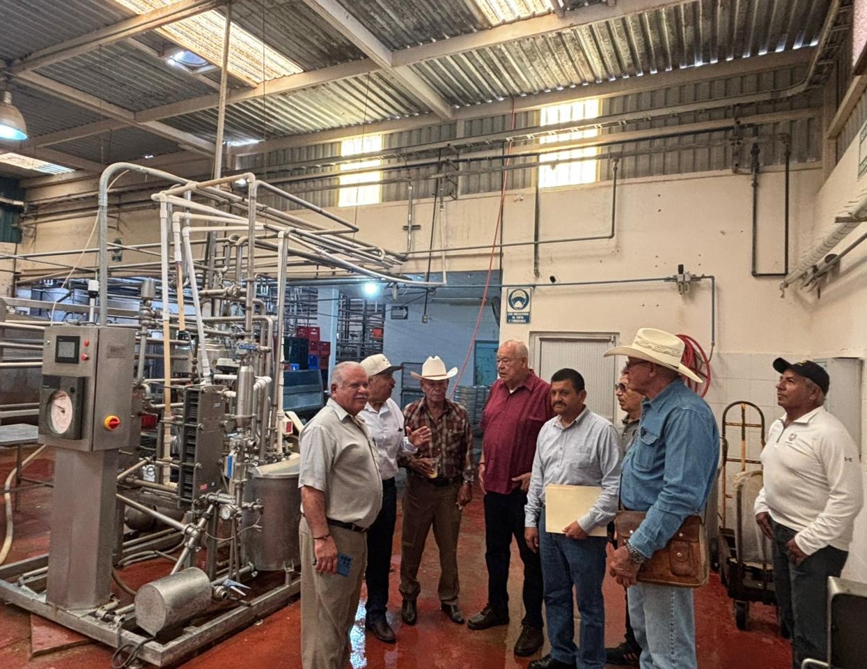 Refrenda Víctor Castro respaldo a productores de la Cuenca Lechera del Valle de Santo Domingo