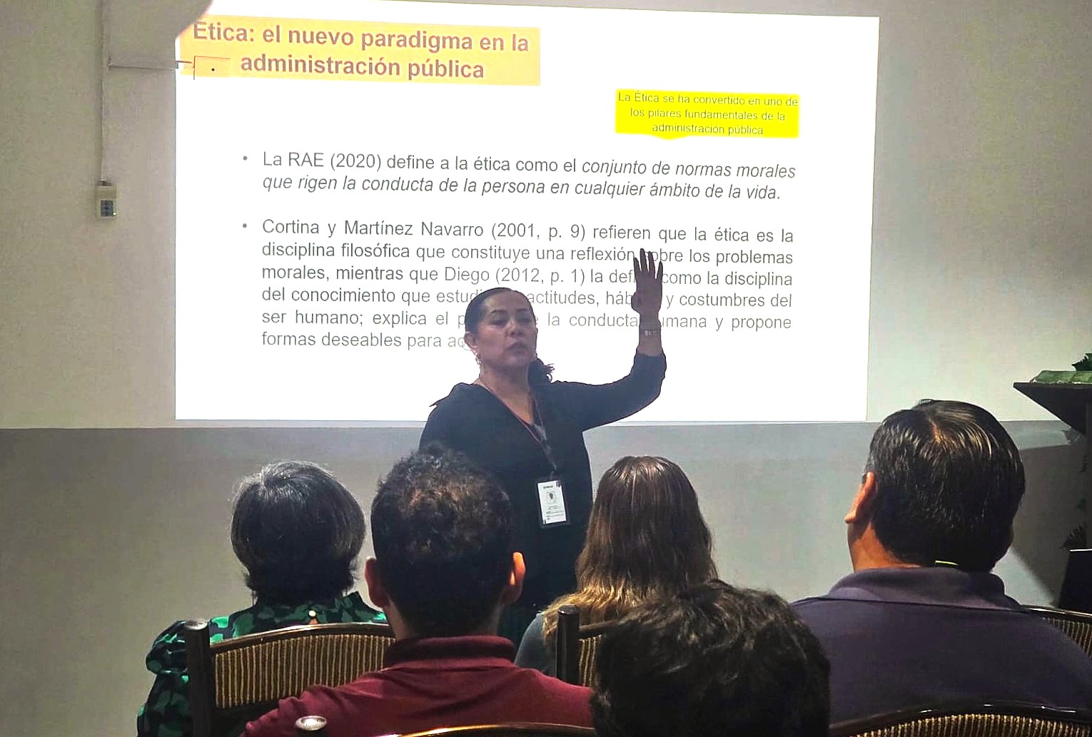 Capacitan a servidores públicos del INSUDE en derechos humanos, ética y legalidad