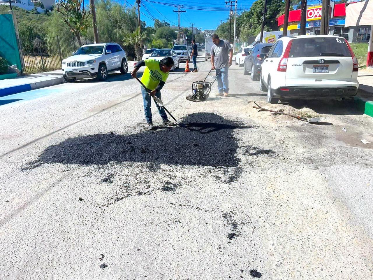 Cuadrillas “Caza Baches” atienden de manera permanente reportes ciudadanos en Los Cabos