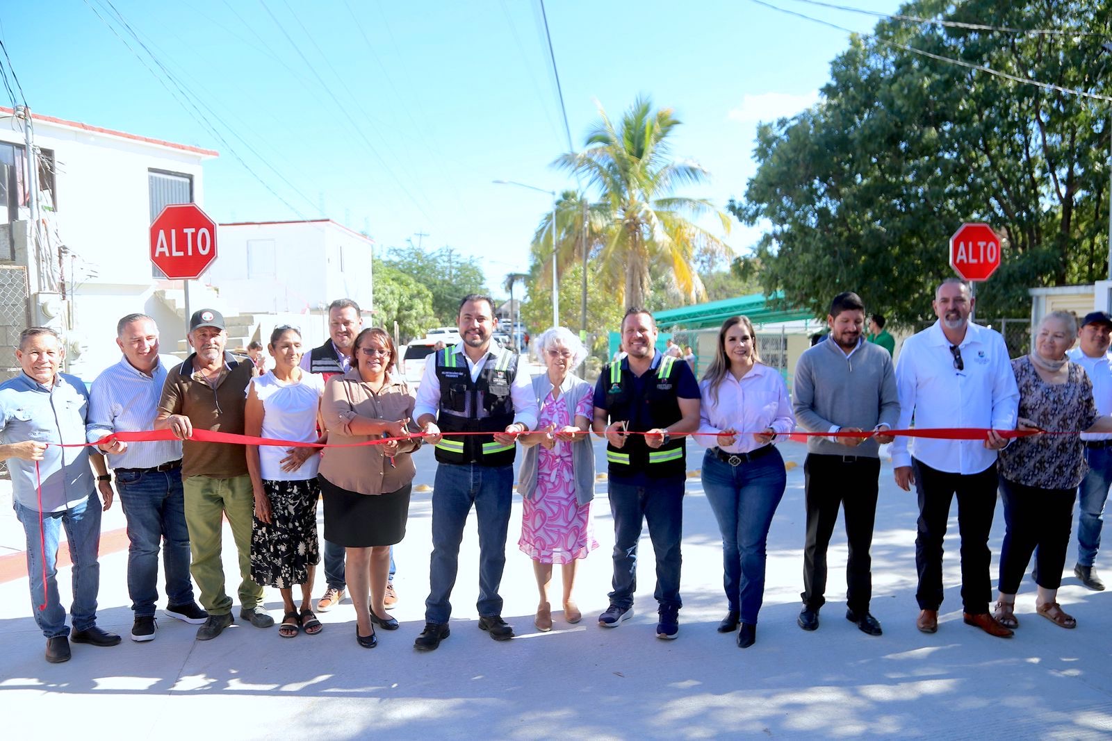 Entrega Ayuntamiento de Los Cabos pavimentación integral en la comunidad de Santa Anita