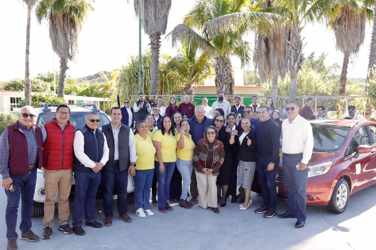 Entrega Gobernador Víctor Castro apoyos educativos, sociales y vivienda en Santiago