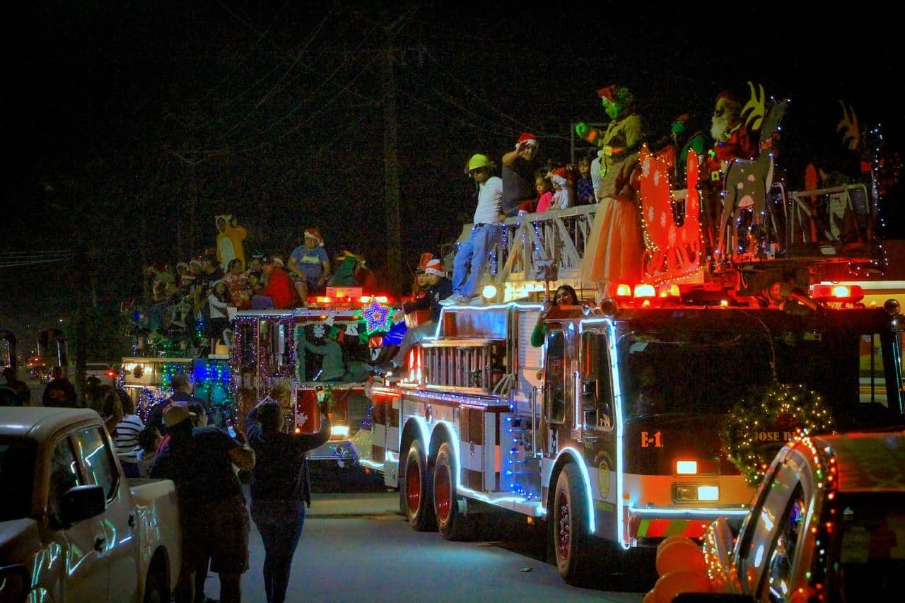 Celebran Bomberos de San José del Cabo Desfile Navideño en San José del Cabo y La Ribera