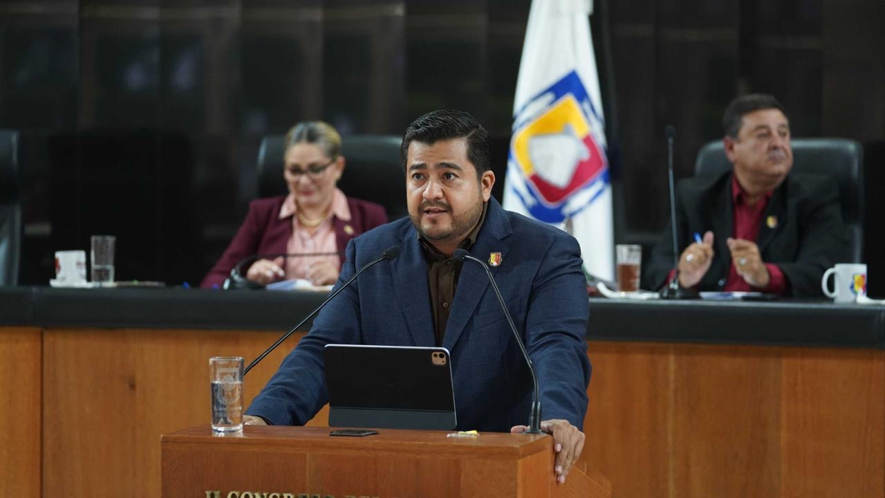 Otorga Congreso de BCS medalla al Mérito Artístico y Cultural a Enoc Leaño