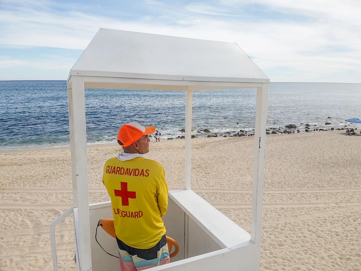 ZOFEMAT Los Cabos fortalece la vigilancia en las playas del municipio con nuevas torres de guardavidas