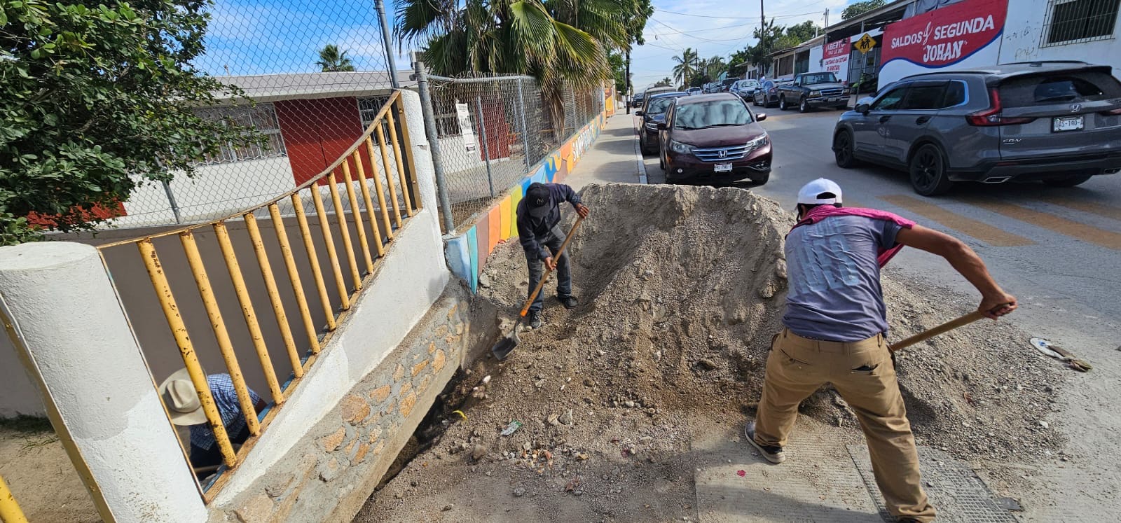 Reactivan trabajos de albañilería en escuelas de Cabo San Lucas