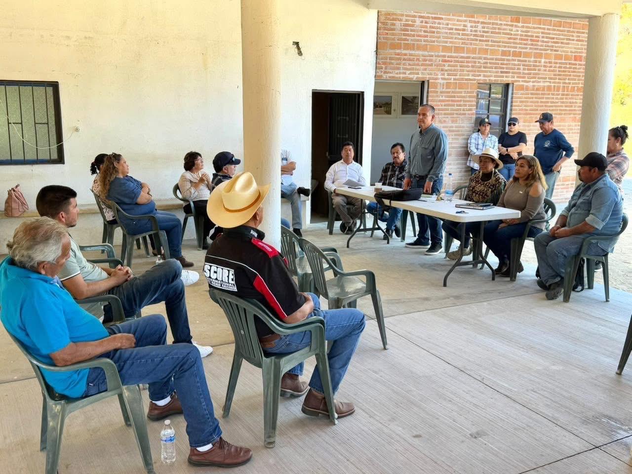 Atienden autoridades municipales peticiones de habitantes del Ejido de La Candelaria