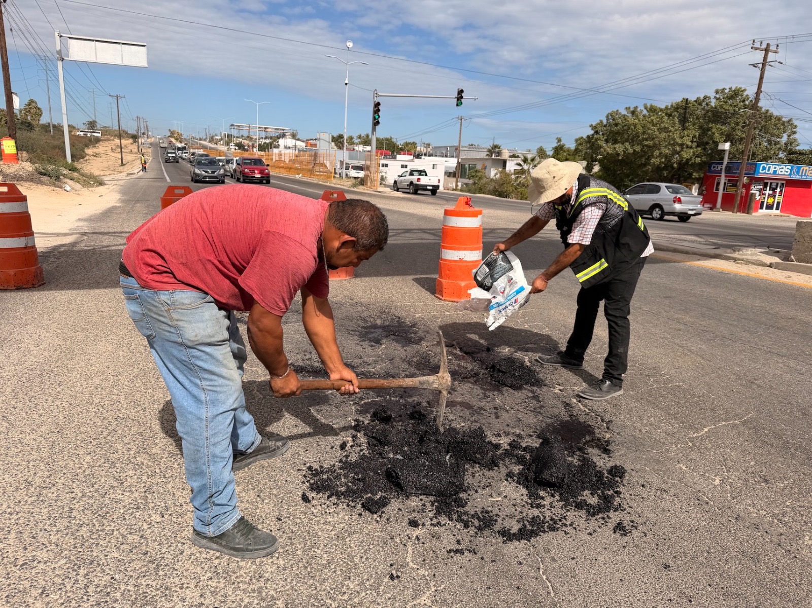 Refuerza Ayuntamiento de Los Cabos trabajos de bacheo en puntos estratégicos
