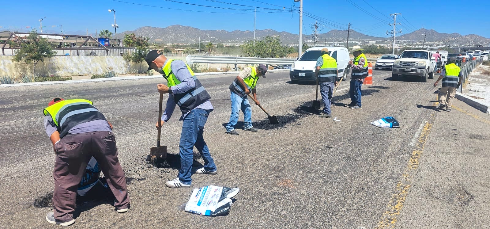 Con el programa “Caza Baches” se realizan trabajos sobre carretera Transpeninsular en Cabo San Lucas