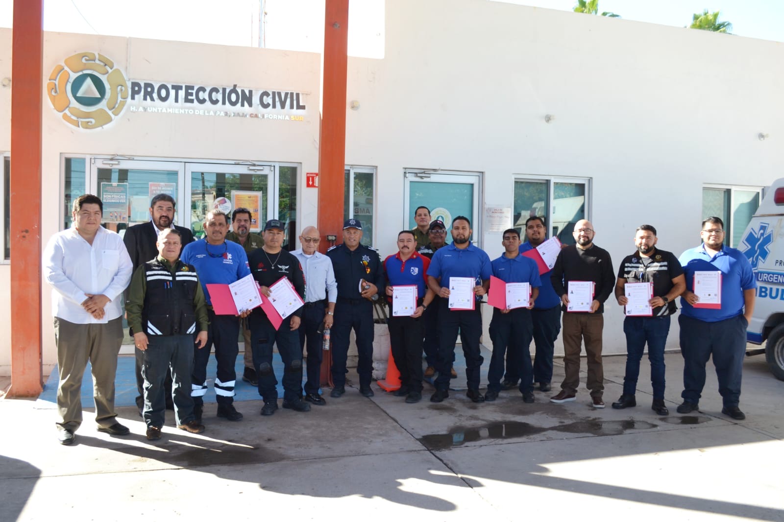 Entregan certificaciones a operadores de vehículos de emergencia en La Paz