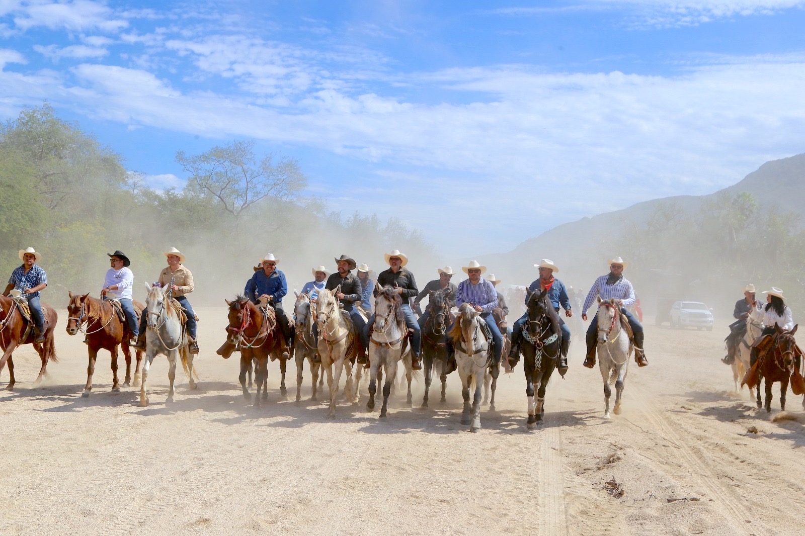 Arraigo y tradición, enmarcan la cabalgata de las Fiestas de San Felipe 2026 encabezada por el alcalde Christian Agúndez