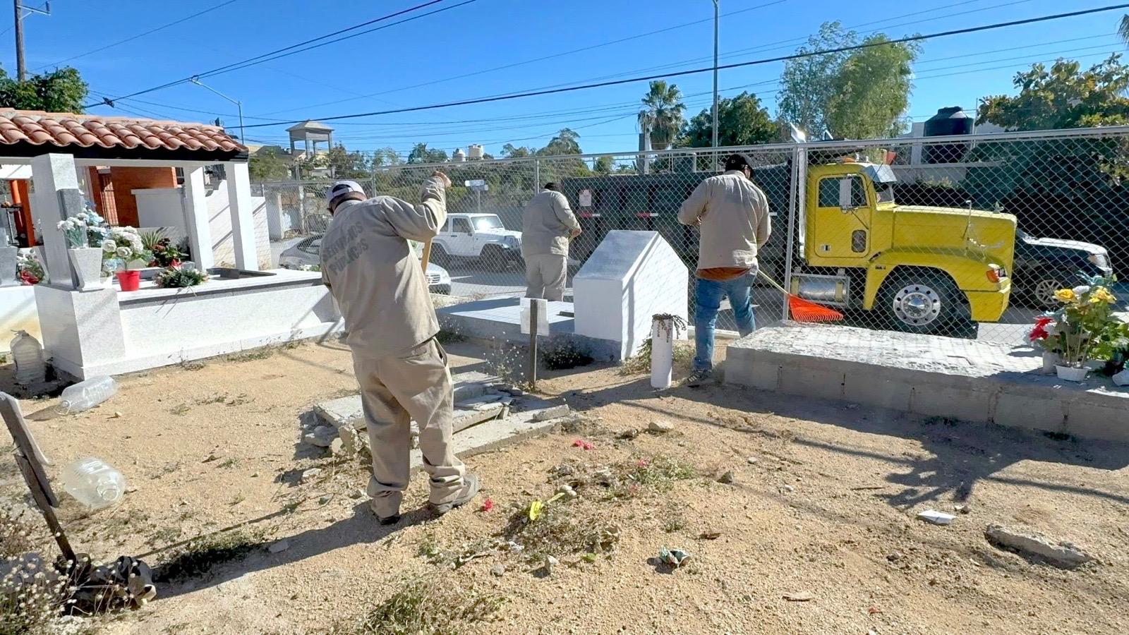 Mantiene Ayuntamiento de Los Cabos programa permanente de limpieza y mantenimiento en panteones