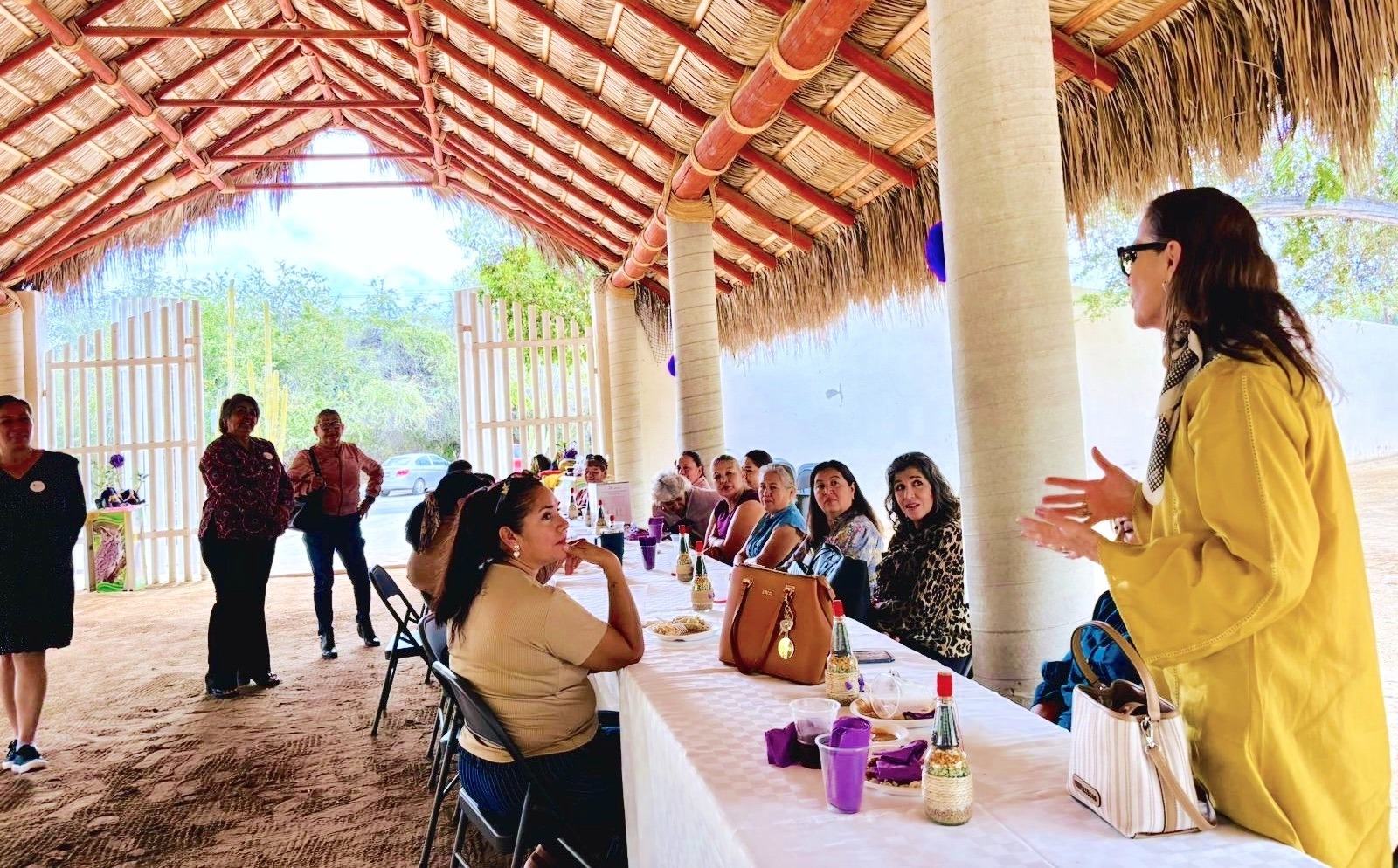 Reúne Instituto de las Mujeres a productoras y artesanas en la delegación de Santiago