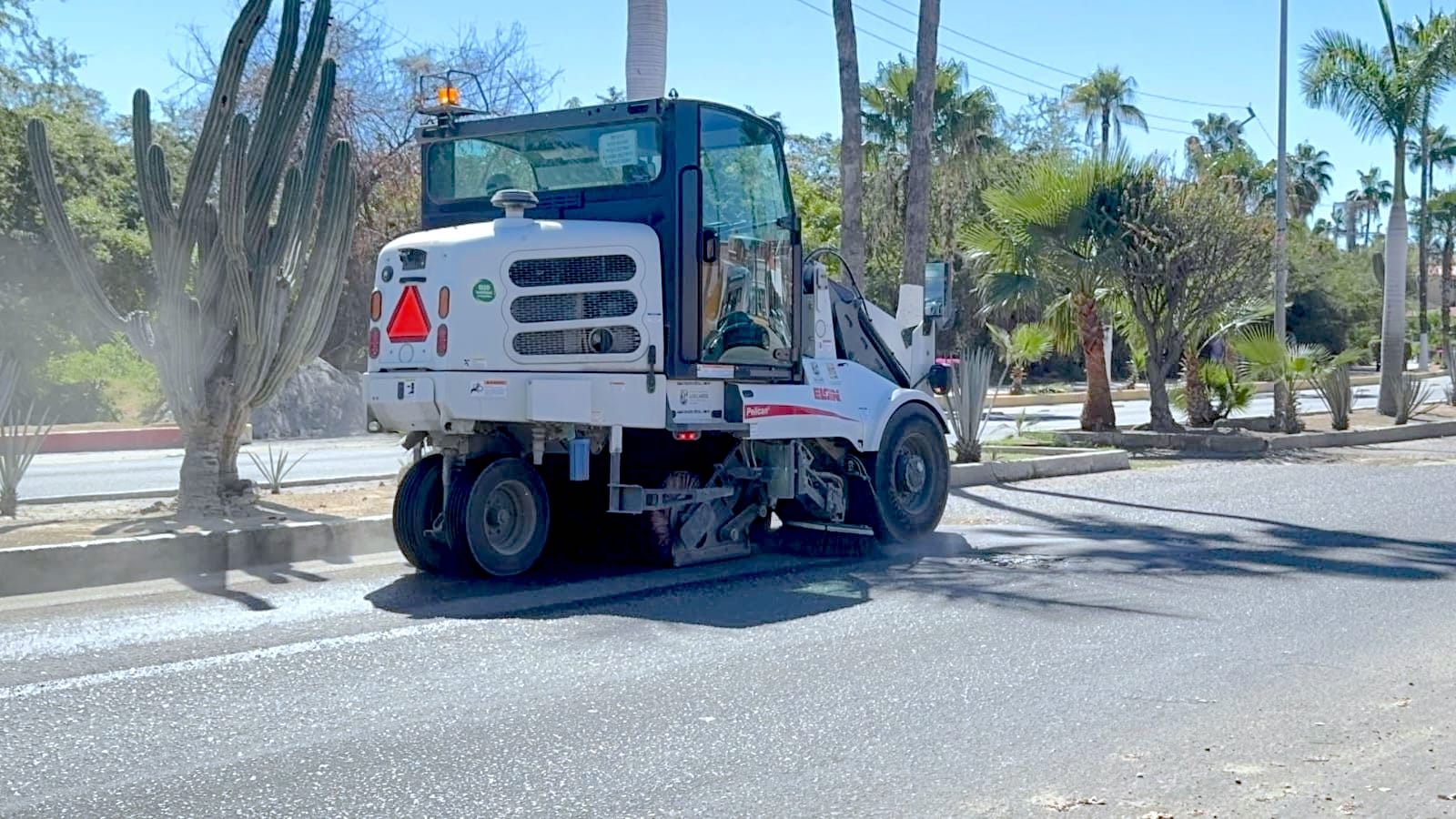 Servicios Públicos realiza barrido mecánico permanente en calles y avenidas principales de Los Cabos