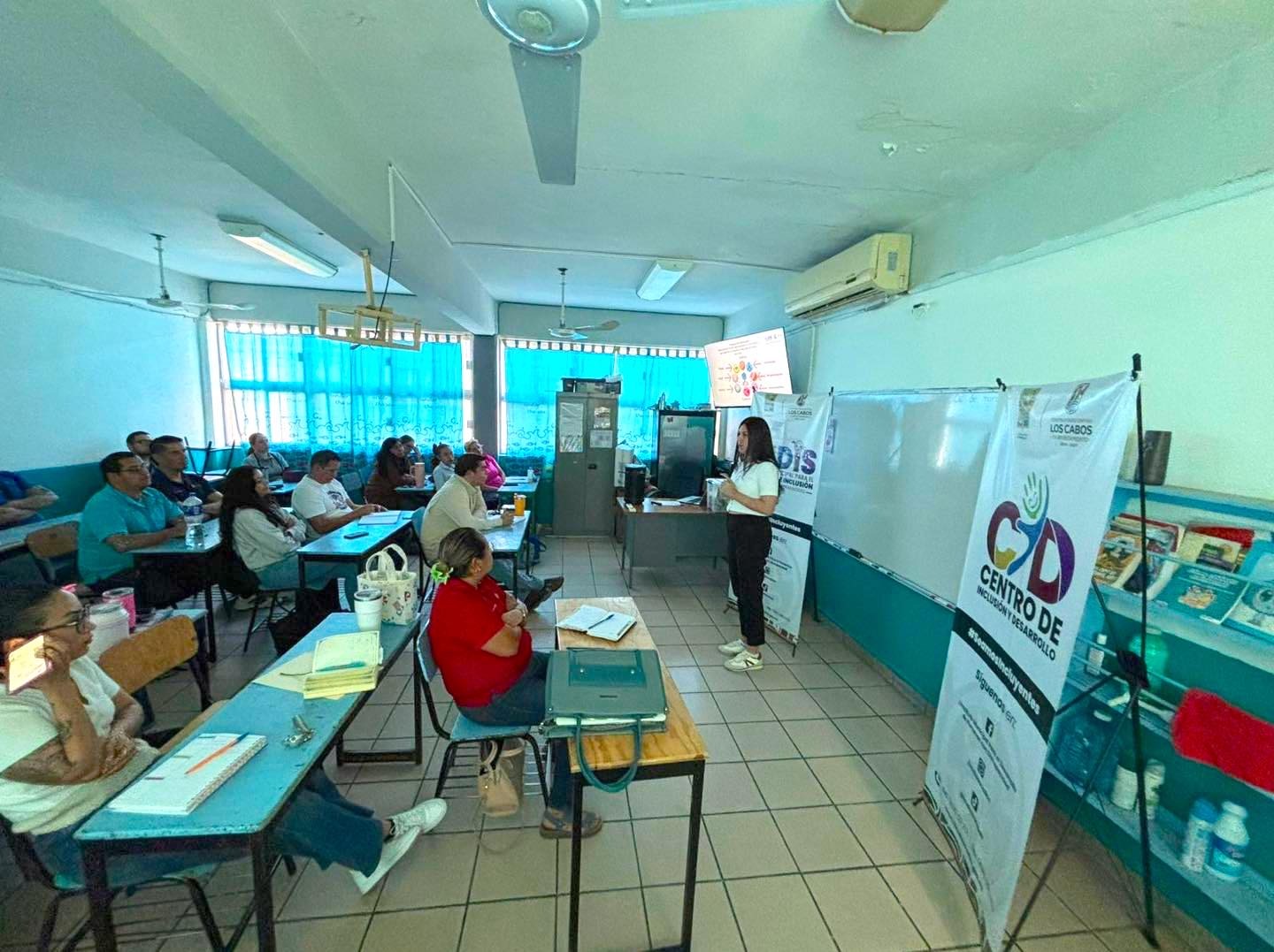 Capacitan a personal docente de Cabo San Lucas sobre autismo e inclusión educativa