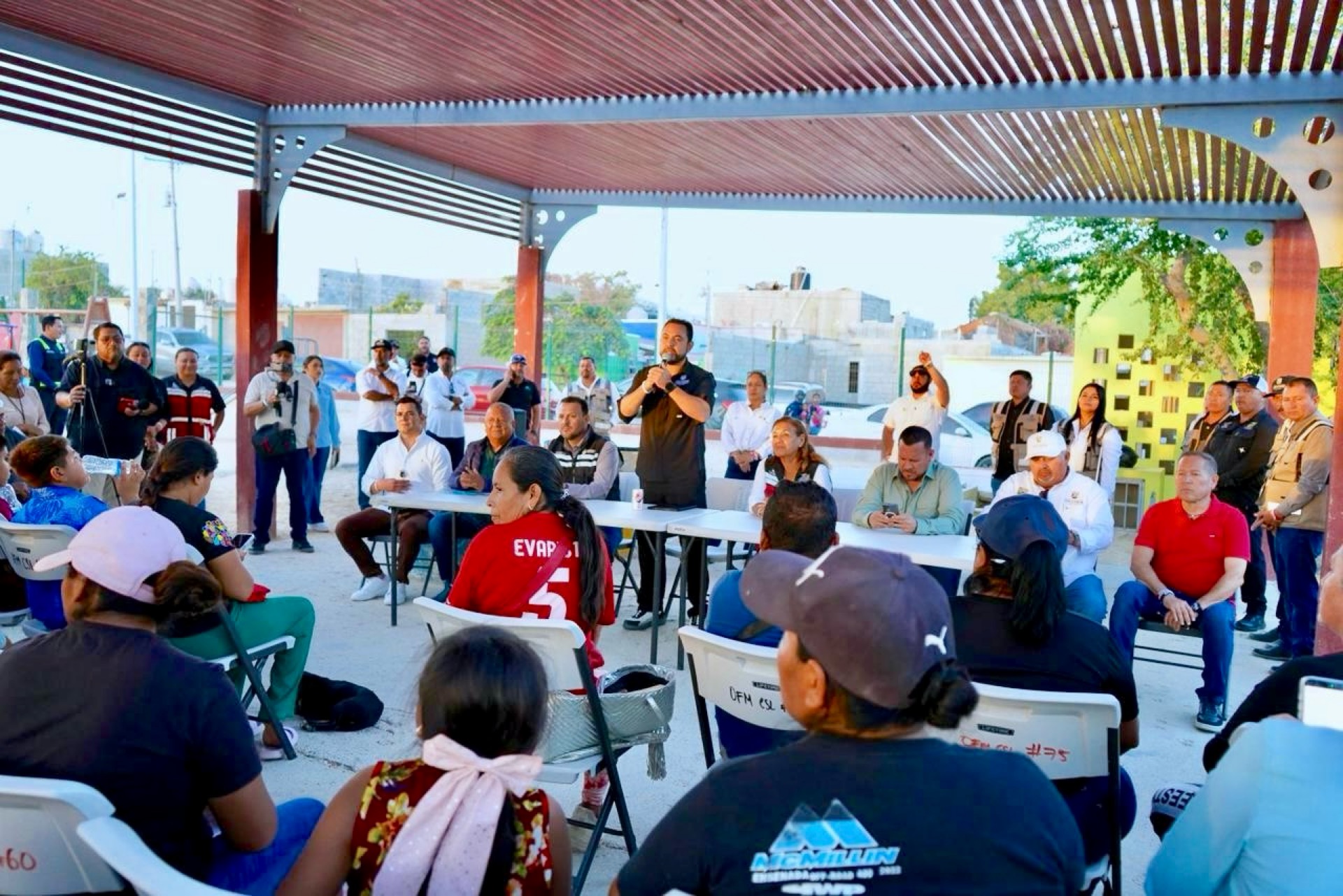Christian Agúndez escucha y atiende necesidades de familias de la colonia Leonardo Gastelum