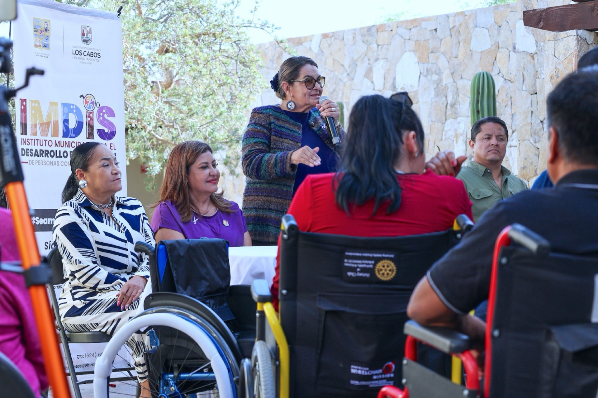 13 personas con discapacidad motriz de Los Cabos reciben apoyo con sillas de ruedas