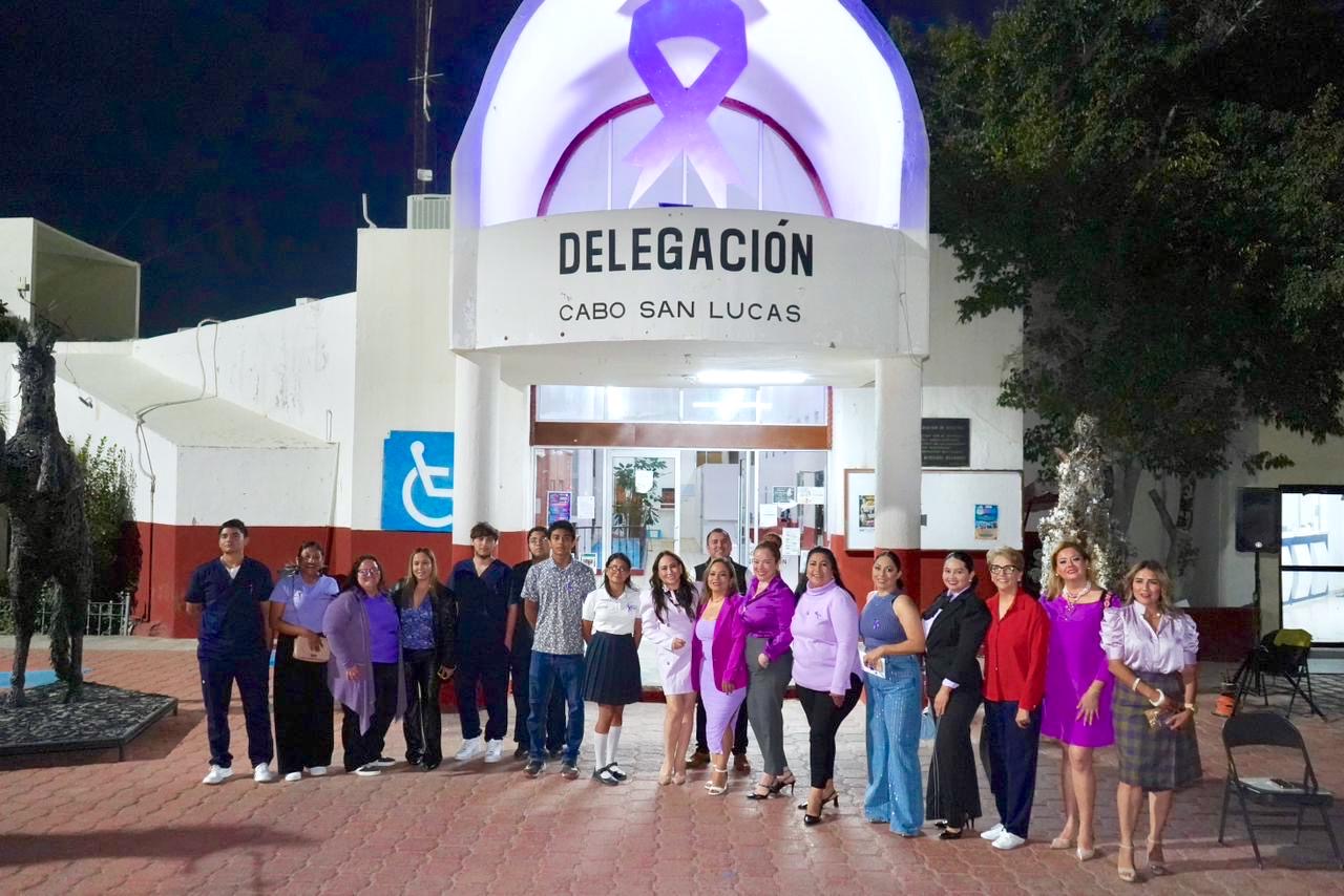 Con encendido de lazo morado, conmemoran el Día Internacional de la Mujer en Cabo San Lucas