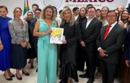 Gobierno de Los Cabos obsequia obra de artista sudcaliforniana a la embajadora de Panamá