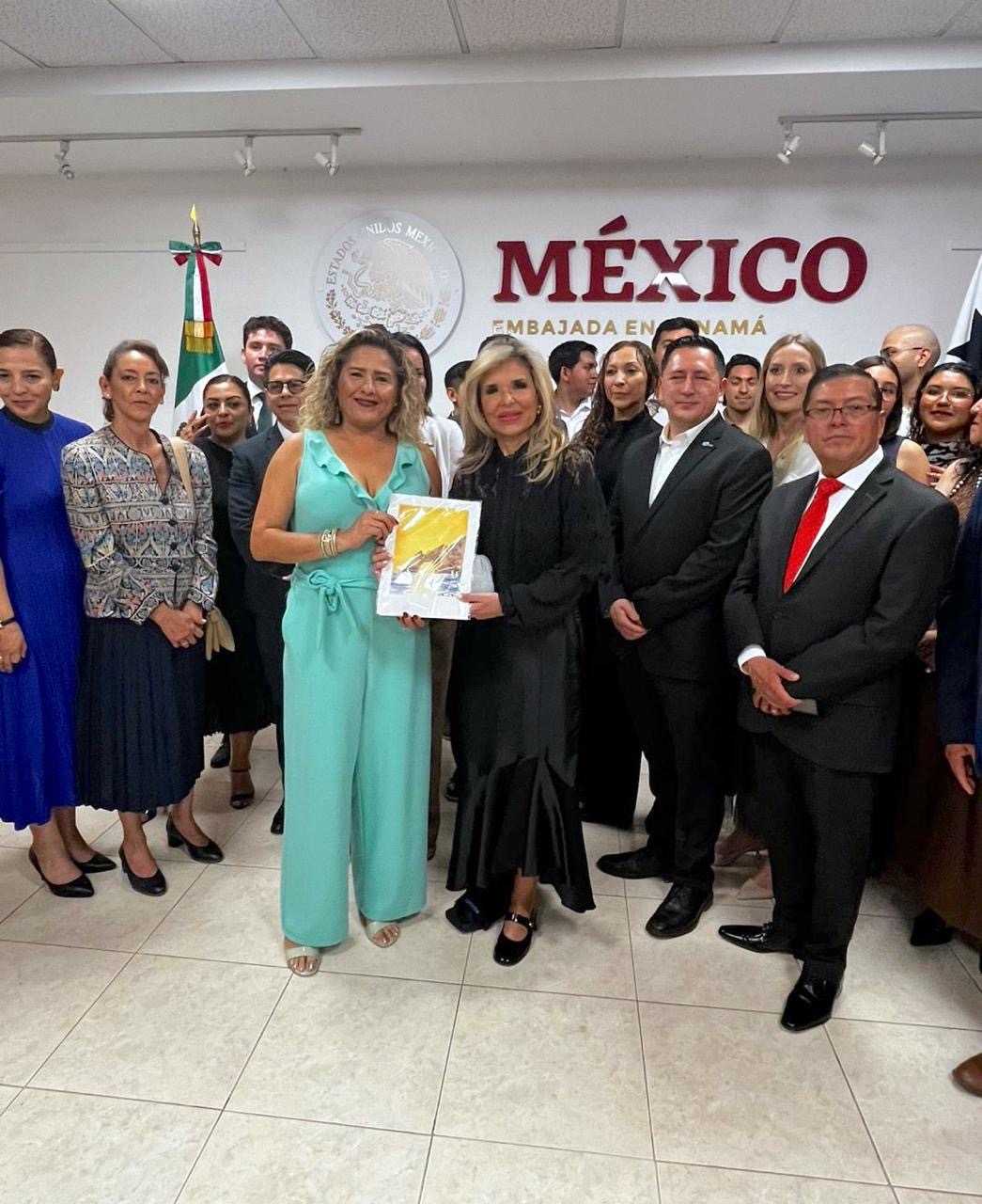 Gobierno de Los Cabos obsequia obra de artista sudcaliforniana a la embajadora de Panamá