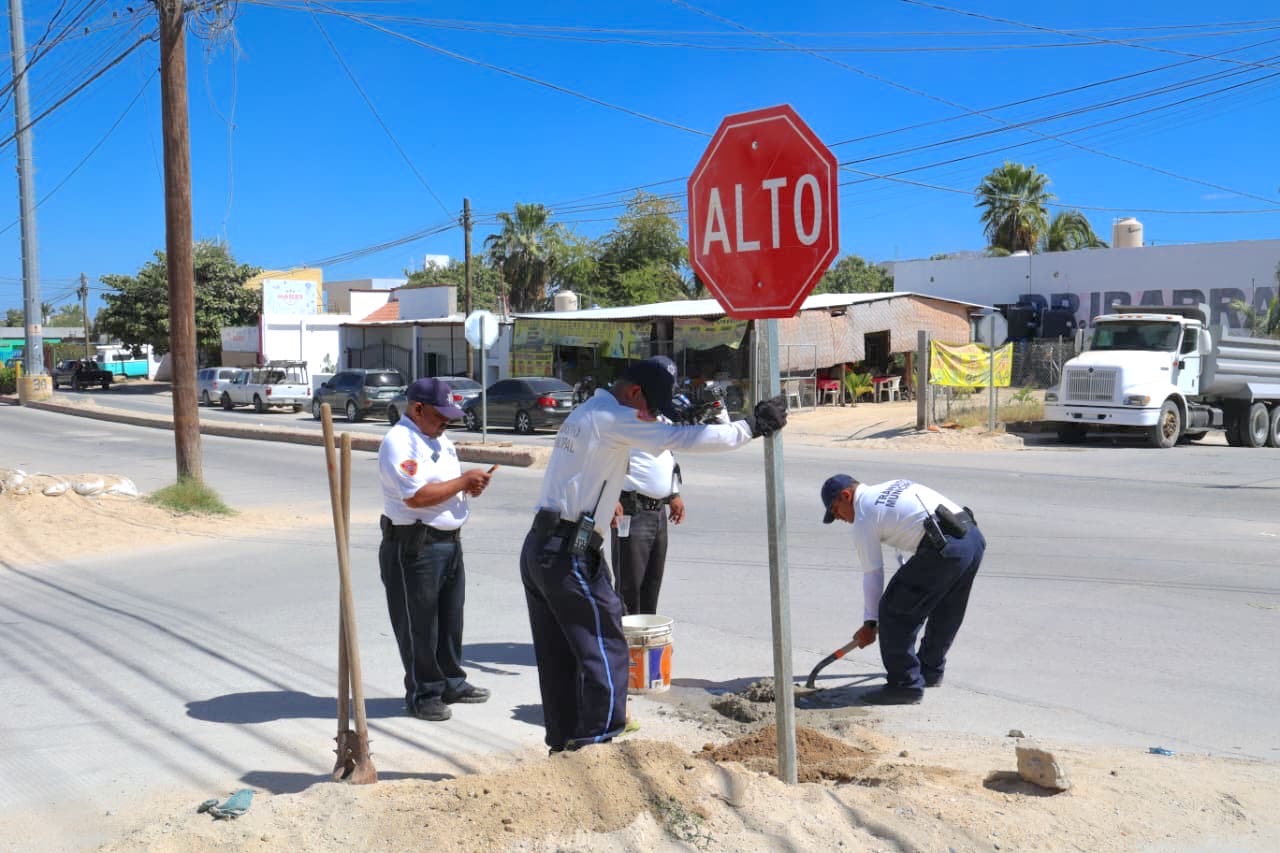 Inicia instalación de señalética vial en puntos de mayor flujo vehicular en Los Cabos