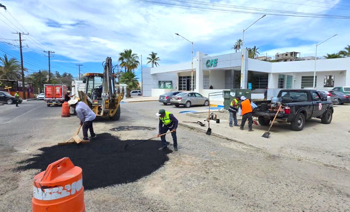 “Caza Baches” atiende vialidades en San Bernabé, Chamizal y acceso al Aeropuerto Internacional de Los Cabos