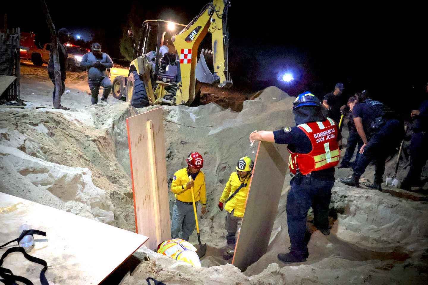 Tras más de 6 horas de labores, rescatan en San José del Cabo a hombre atrapado en pozo de agua