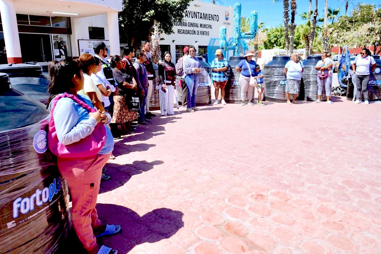 Entregan tinacos a familias de Cabo San Lucas para mejorar acceso al agua