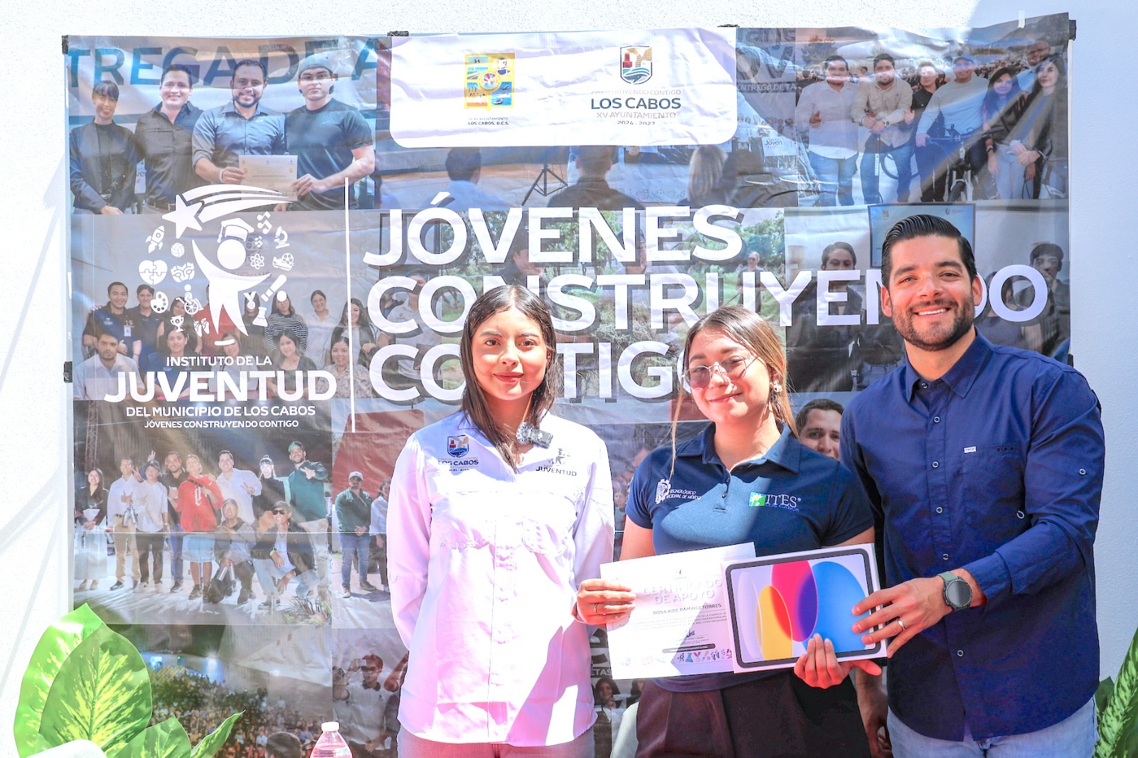 Entrega Ayuntamiento de Los Cabos apoyos económicos y tabletas a jóvenes