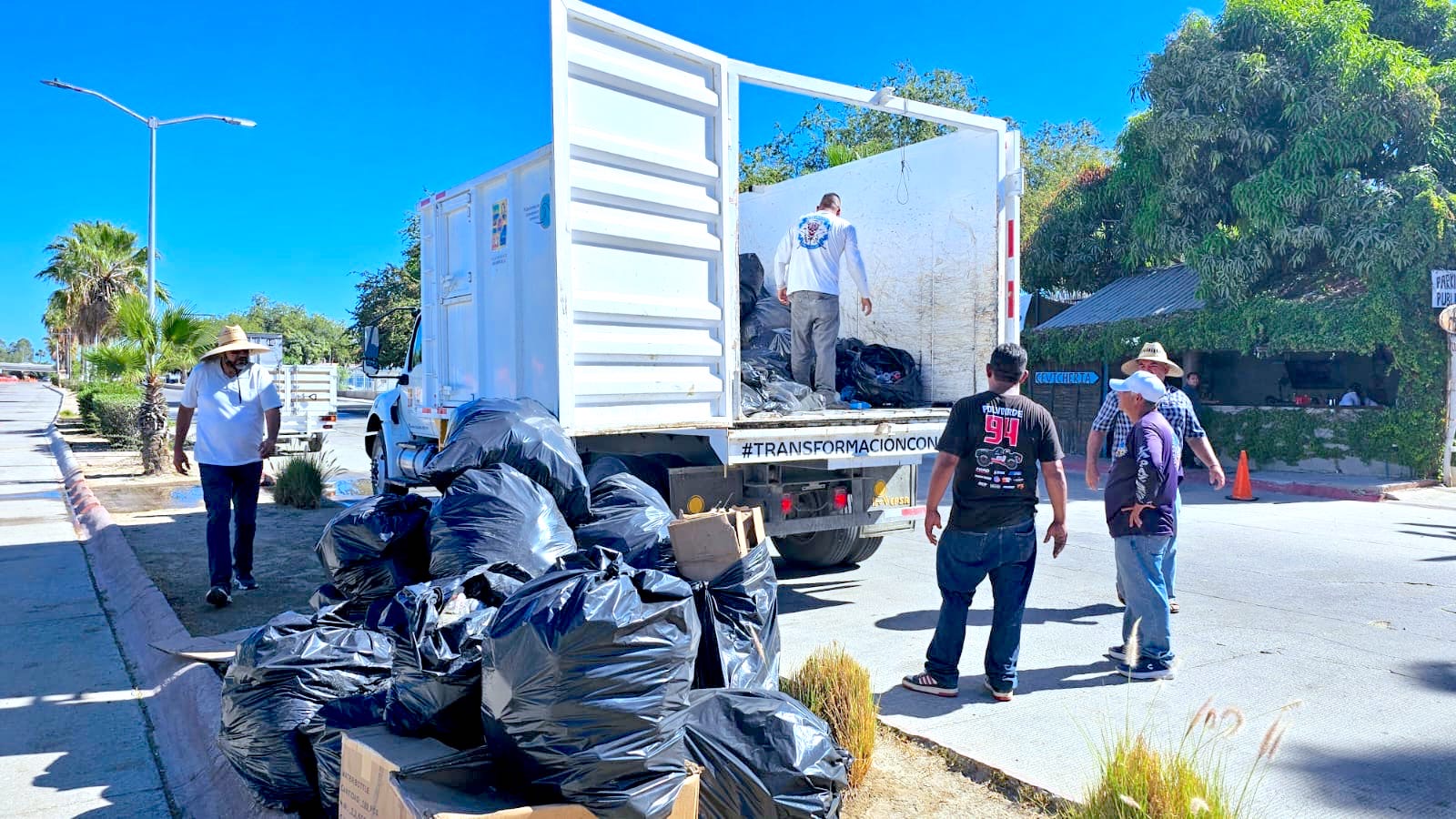 Personal Servicios Públicos de Los Cabos a cargo de la limpieza antes, durante y después del IRONMAN